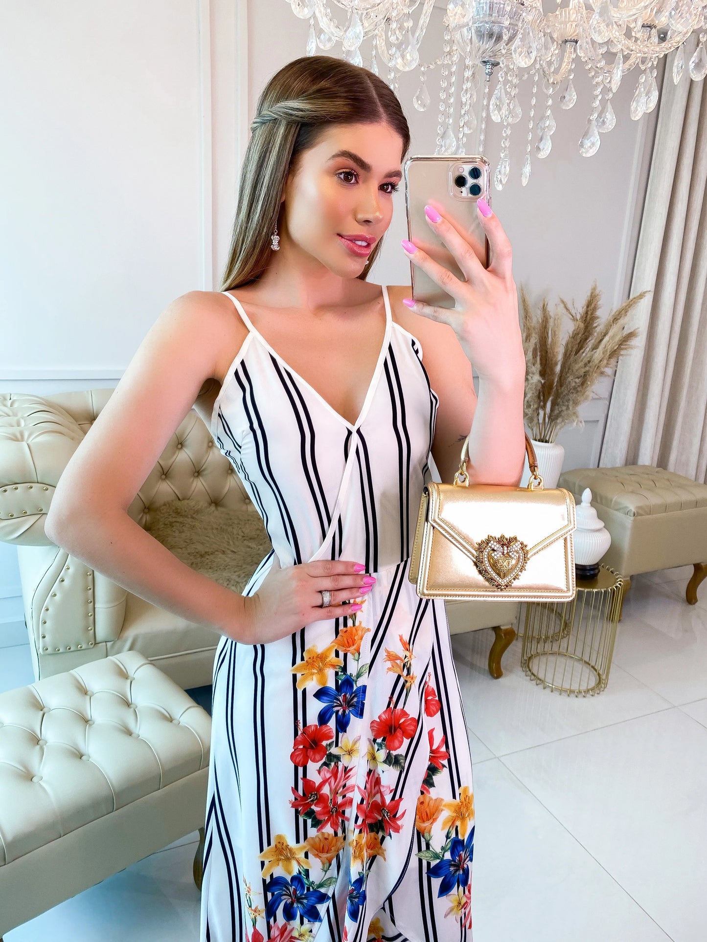 Vestido com decote e estampado